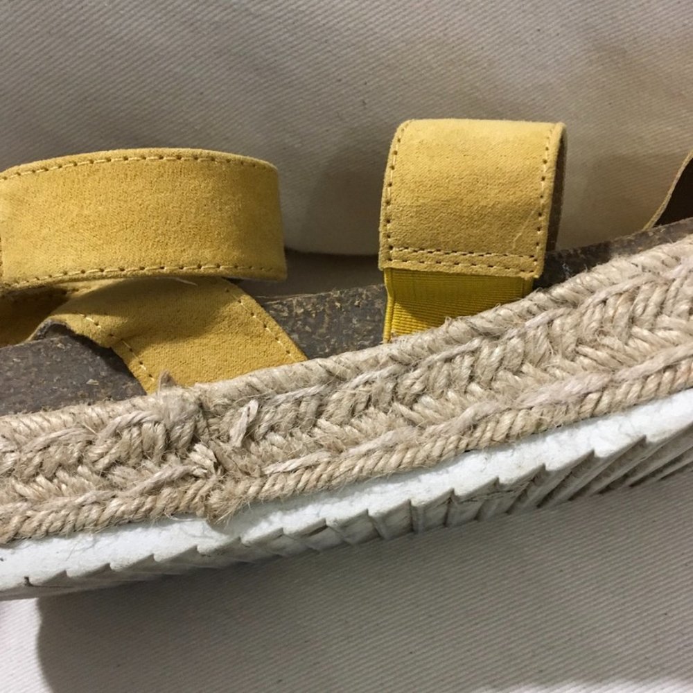 Universal Thread Platform Sandal's - Picture 6 of 6